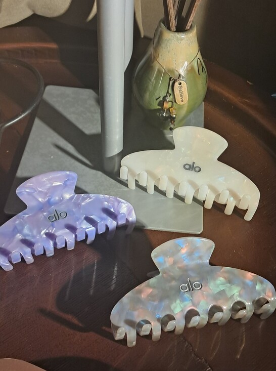 ALO Yoga Accessories - ALO Yoga Iridescent Lavender, Pearl and Opal Hair Claw Clips - 25 Each